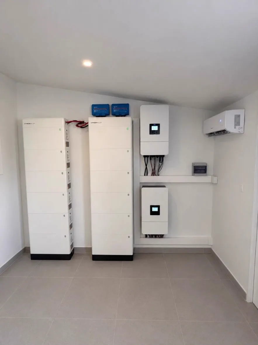 Stapelbare thuisbatterijen en hybride omvormers die de noodstroom van de woning verzorgen