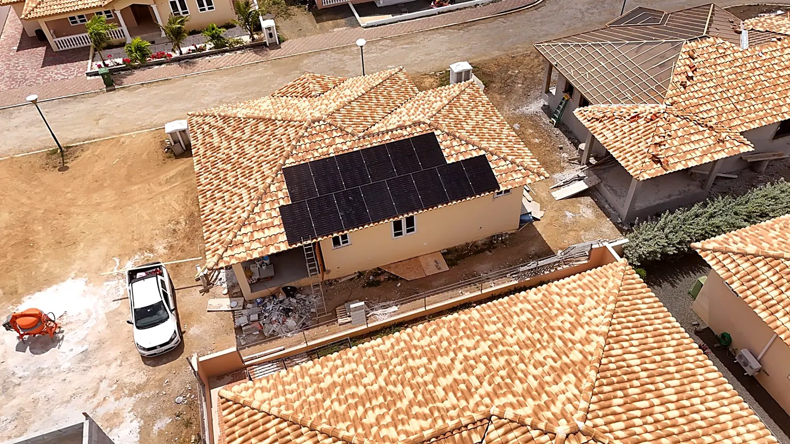 Dronefoto van zonnepanelen op een pannendak van een nieuwbouwwoning op Curaçao