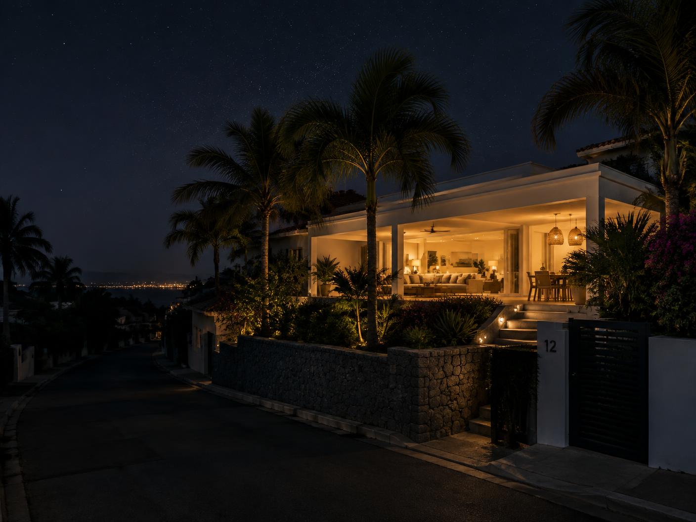 Verlichte woning op Curaçao terwijl de rest van de straat donker is tijdens een stroomstoring